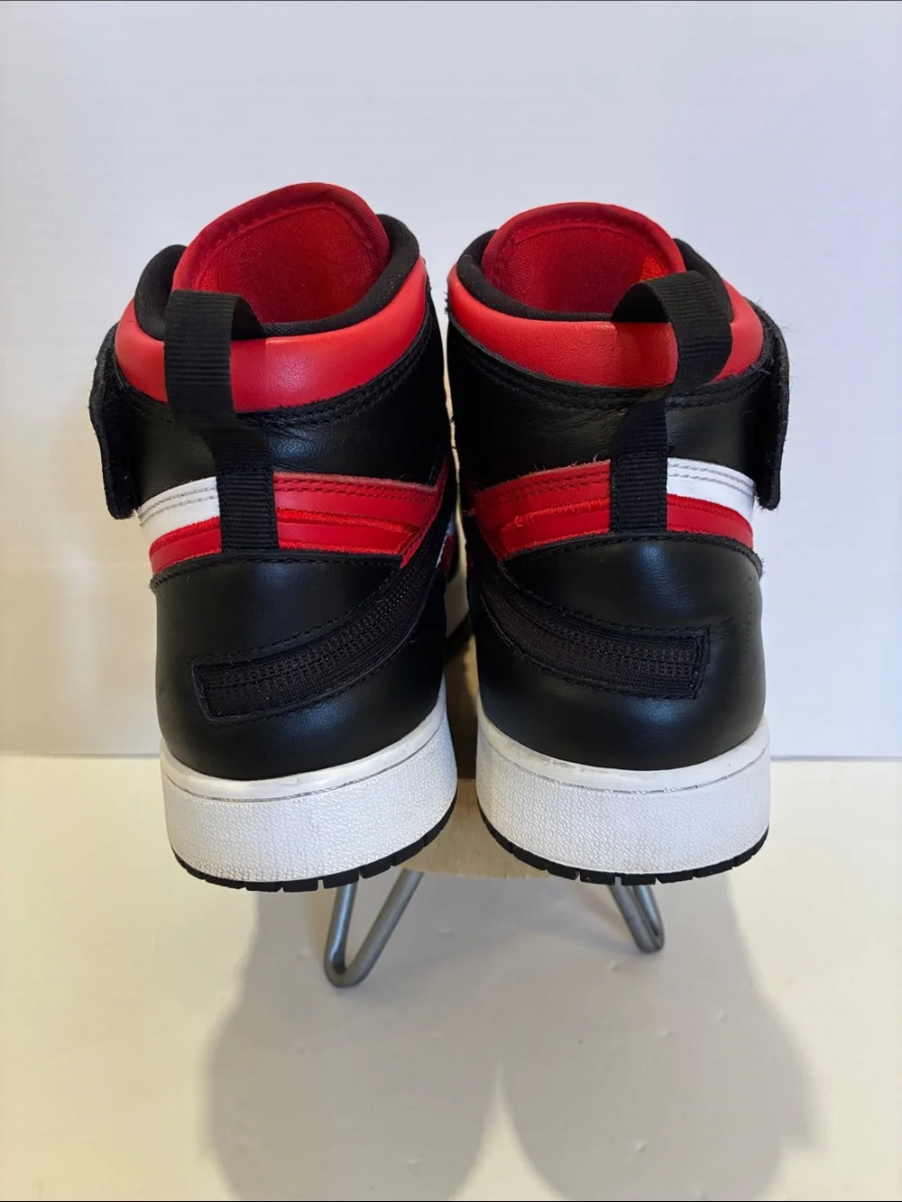 Air Jordan 1 High FlyEase 'Bred' Sneakers